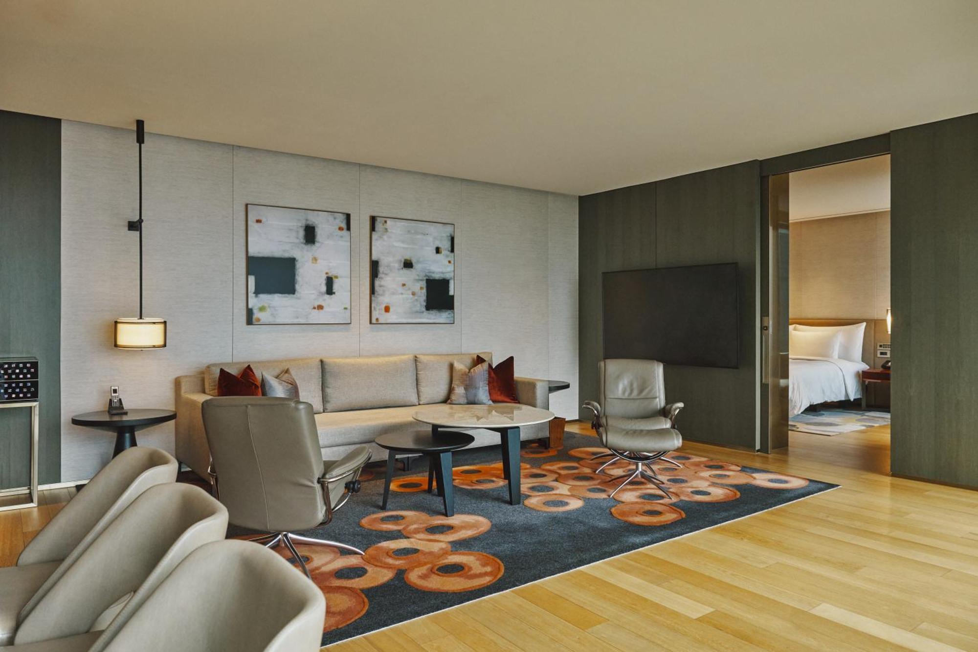 Premier King Suite Mountain View