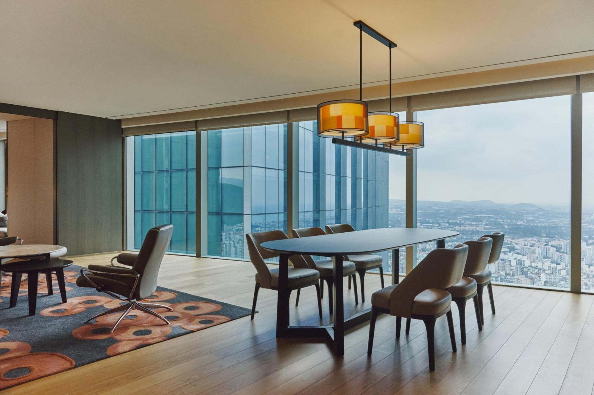 Premier King Suite Mountain View
