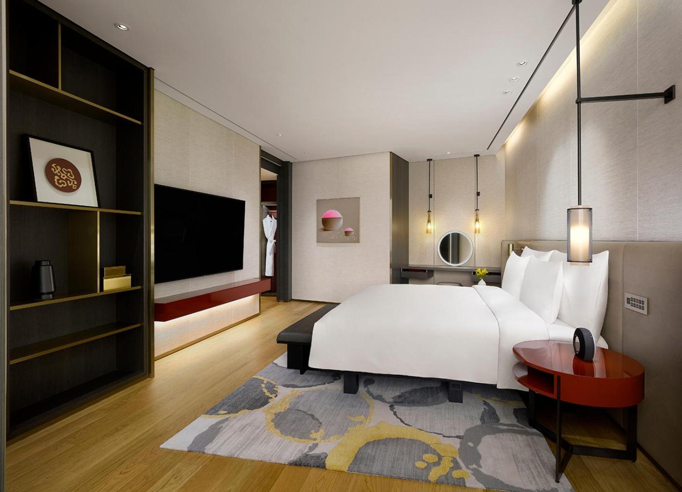 Premier King Suite Mountain View